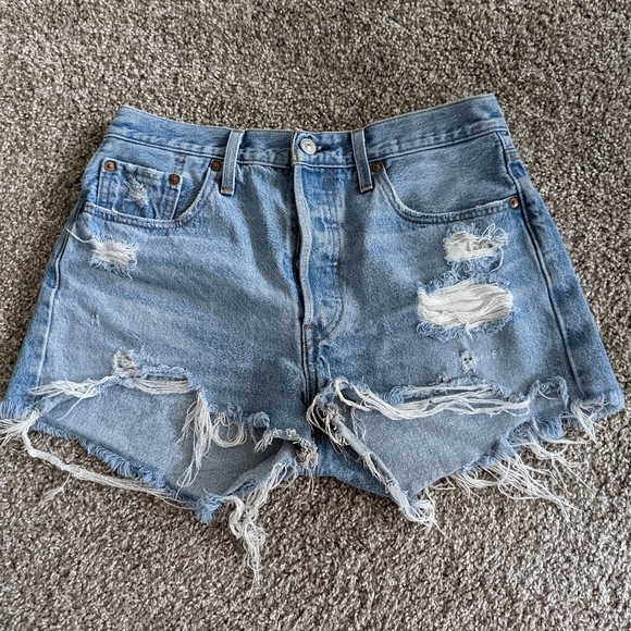 Levi Distressed Shorts - Picture 7 of 7
